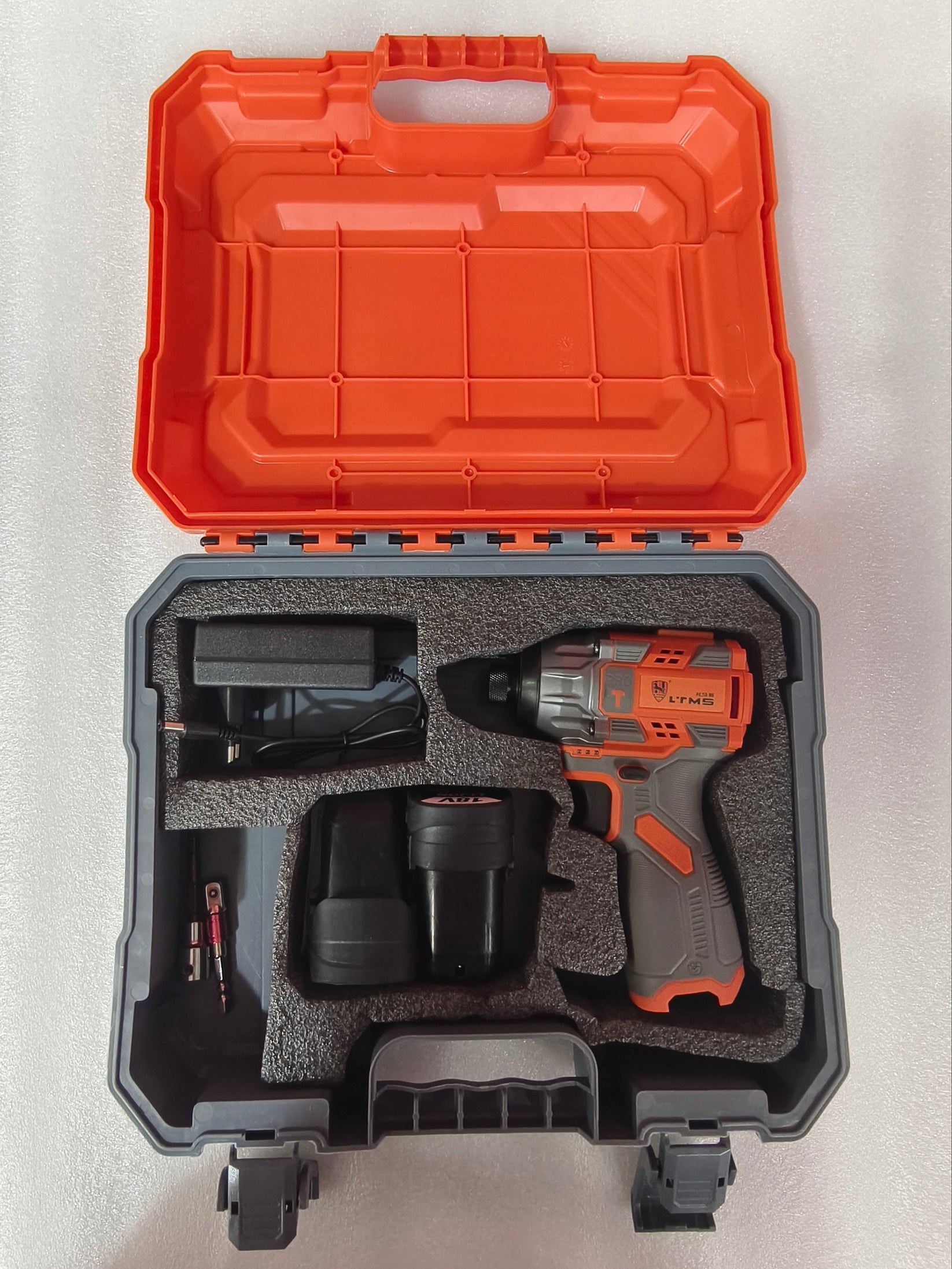 Cordless impact driver for modular furniture with complete accessories in transport case