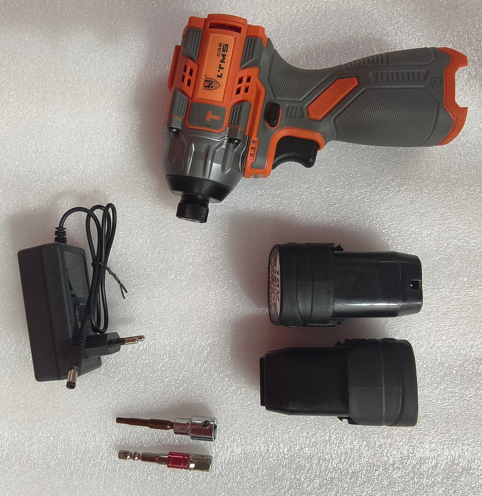 Contenuto completo del set avvitatore a impulsi a batteria per USM Haller con due batterie, caricatore, bussola e portabit