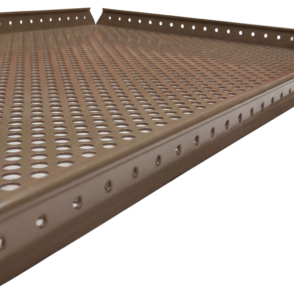 Pannello esterno forato Beige RAL 1019, vista angolare del bordo forato