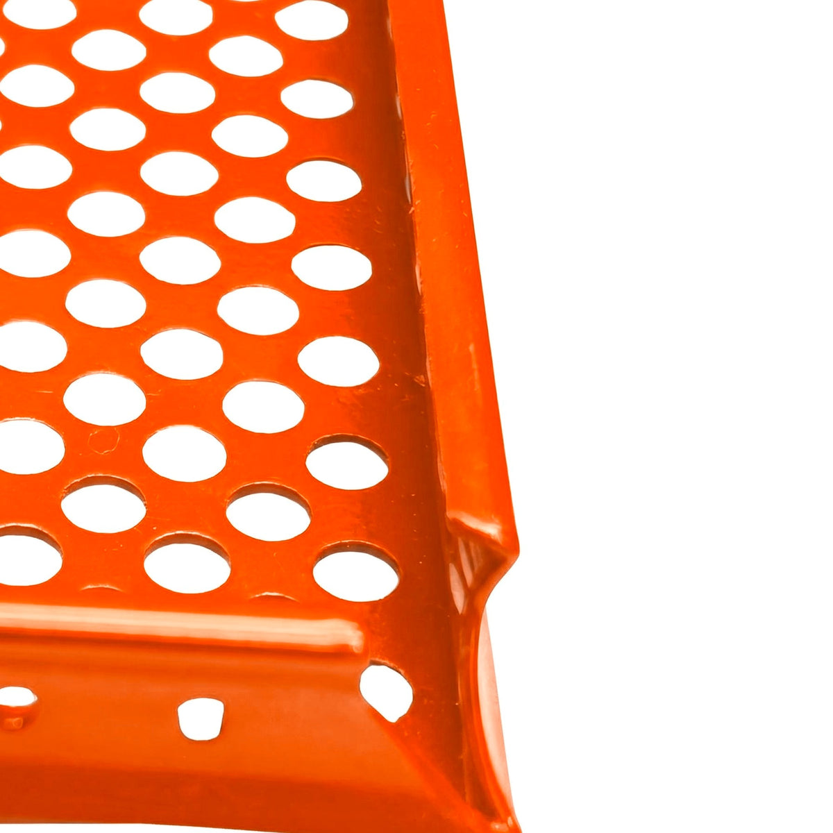 Tablette extérieure perforée Orange pur RAL 2004, détail du coin et du bord