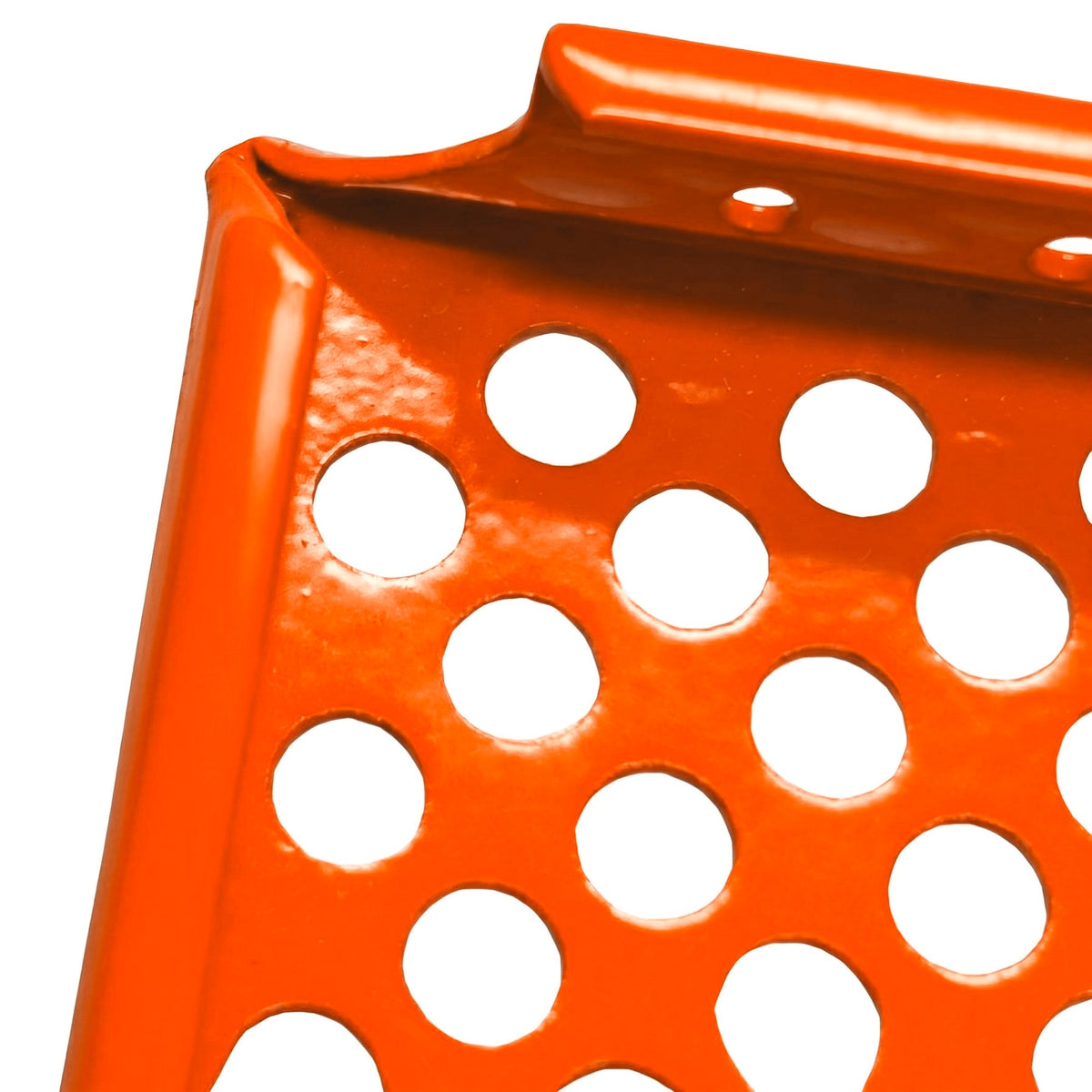 Tablette extérieure perforée Orange pur RAL 2004, détail du coin plié