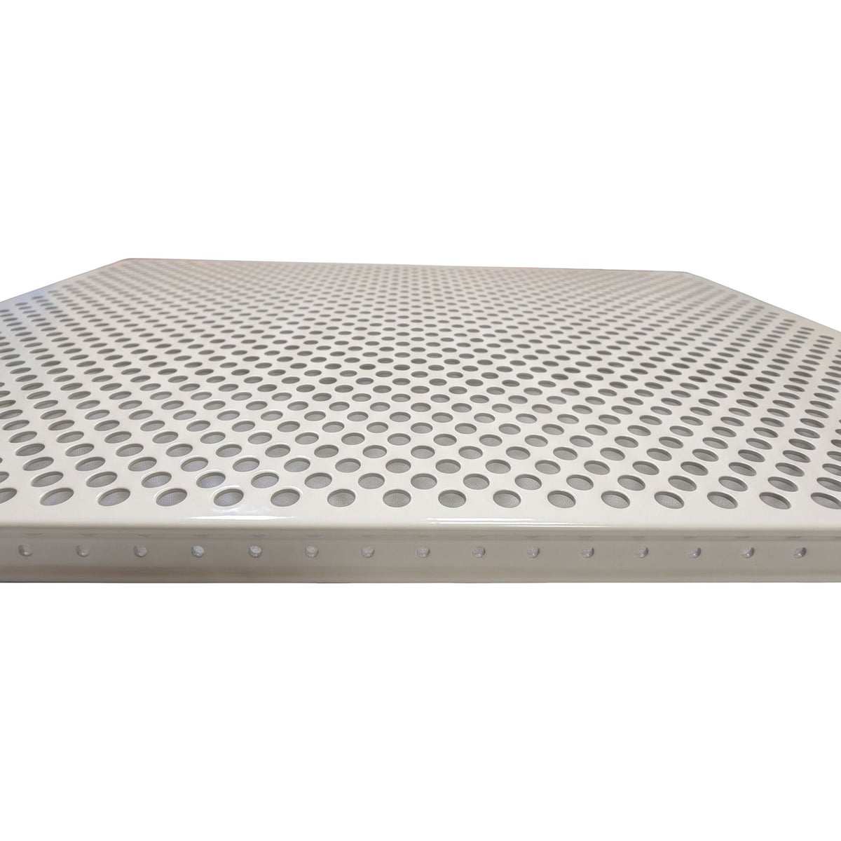 Tablette extérieure perforée Blanc pur RAL 9010, vue latérale rasante avec perforation