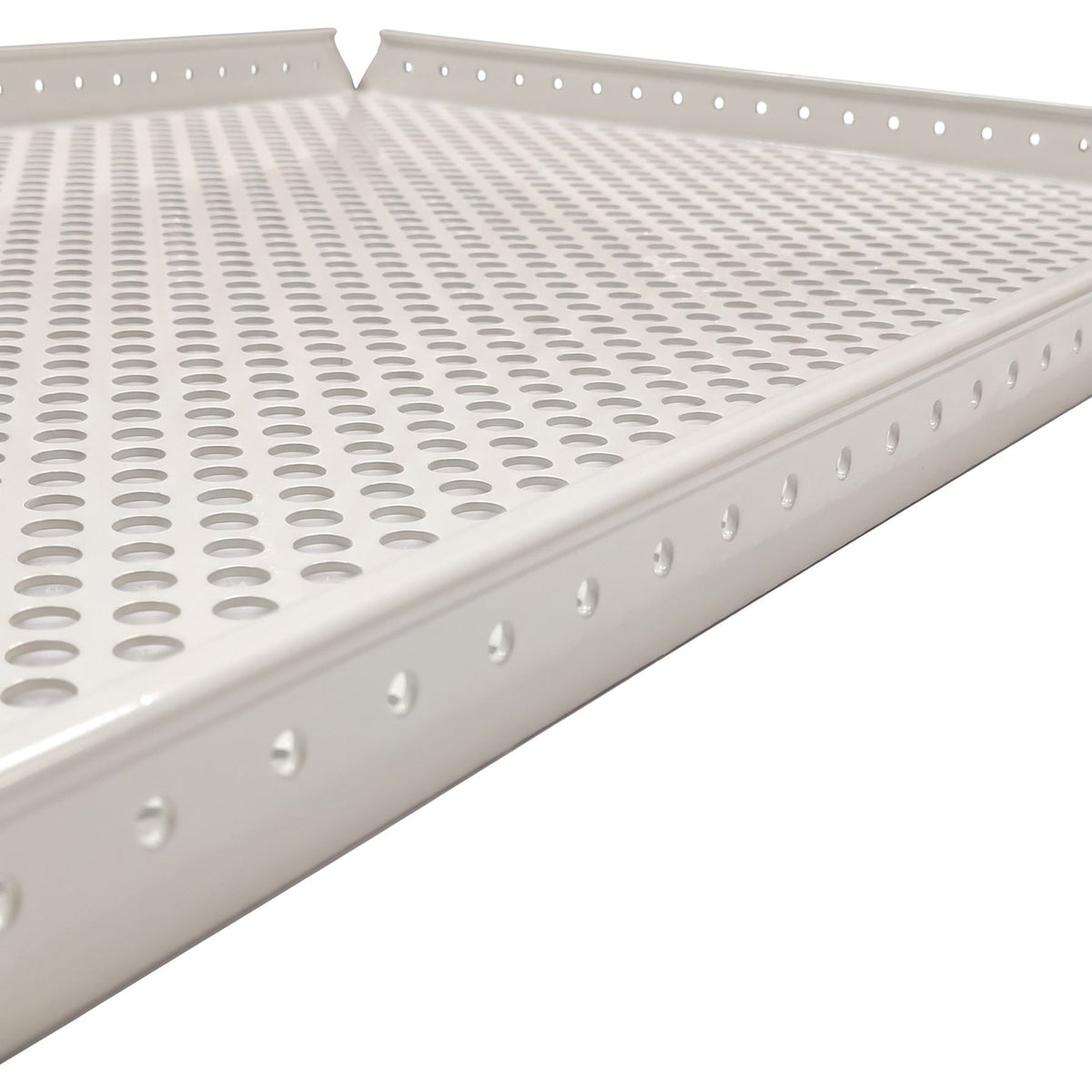Tablette extérieure perforée Blanc pur RAL 9010, vue en biais du bord perforé