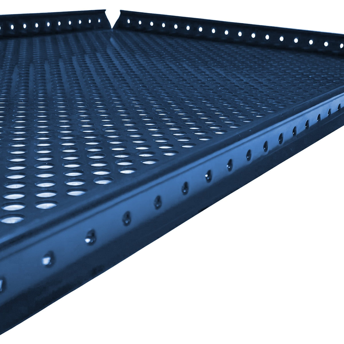 Tablette extérieure perforée Bleu acier RAL 5011, vue en biais du bord perforé
